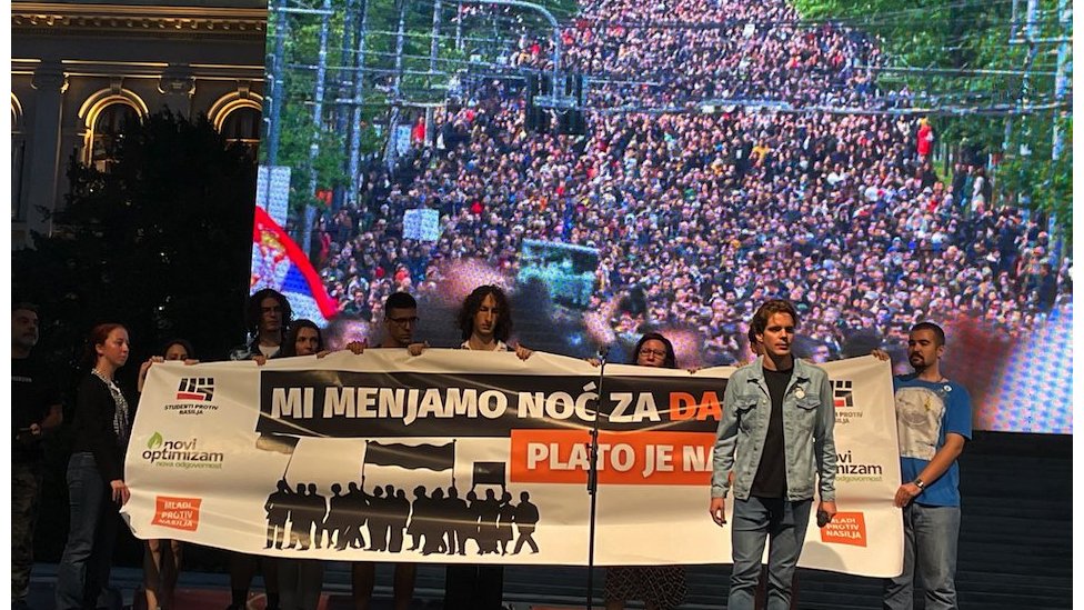 Srbija i politika: Dvadeset i prvi protest „Srbija protiv nasilja" u Beogradu, prvo obraćanje političara 2 Student Fakulteta političkih nauka Pavle Cicvarić ispred organizacije "Studenti protiv nasilja"