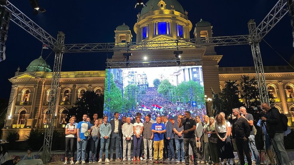 Opozicioni poslanici, potpisnici "Dogovora za pobedu" obratili su se okupljenim demonstrantima