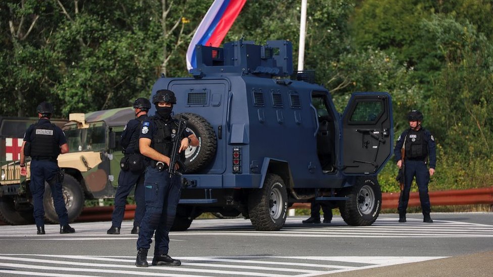 Kosovo: Policajac ubijen u blizini severnog dela Mitrovice u manastiru Banjska opkoljeno 30 naoružanih ljudi, tvrdi policija 11