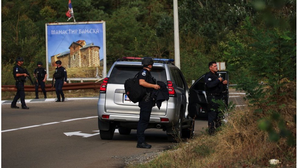 Kosovska policija i pripadnici NATO snaga na ulazu u selo Banjska