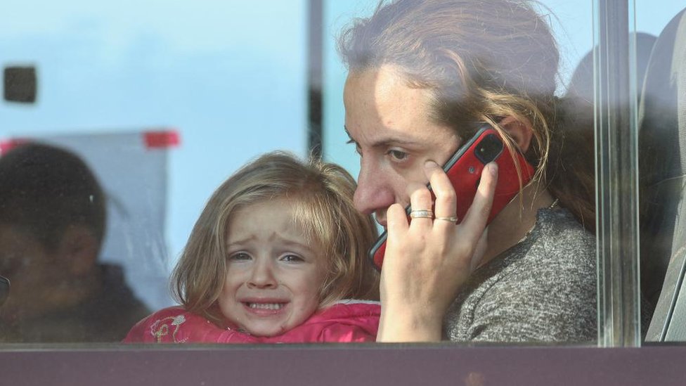 Jermenija i Azerbejdžan: Skoro 30.000 Jermena pobeglo u Jermeniju iz Nagorno-Karabaha posle najnovijeg sukoba 4 karabakhis leave NK