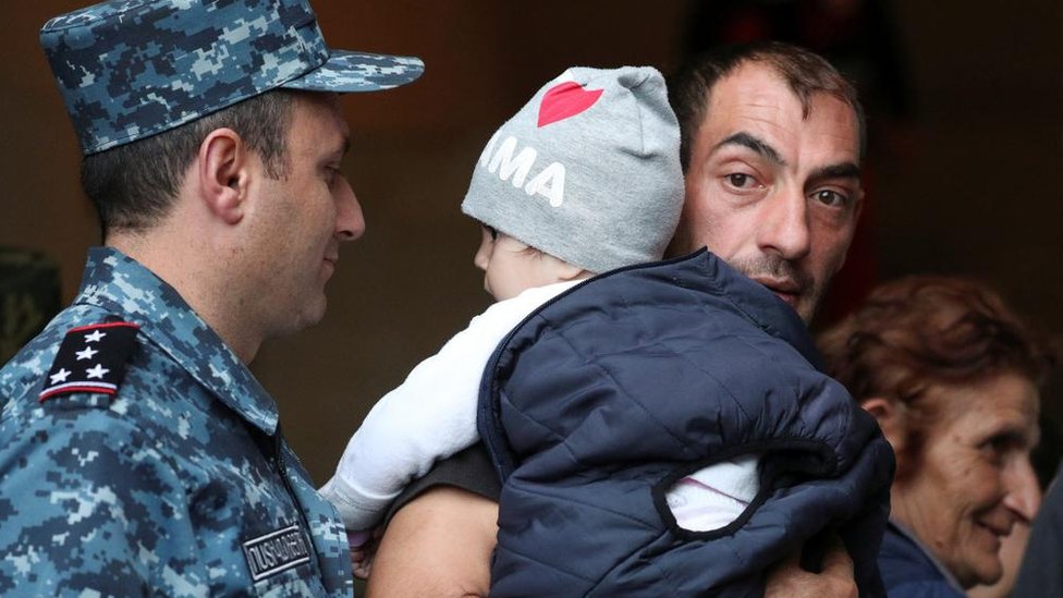 Jermenija i Azerbejdžan: Jermeni se masovno iseljavaju iz Nagorno-Karabaha zbog straha od etničkog čišćenja 1 Armenians arrive in Armenia