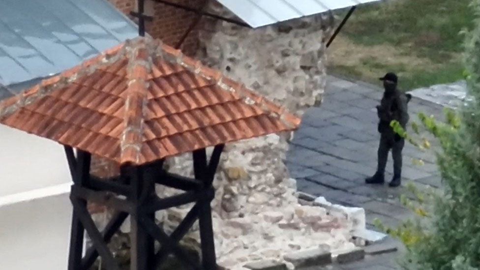 Kosovo: Policija kontroliše teritoriju oko manastira Banjska posle sukoba sa naoružanom grupom ljudi - ubijena trojica napadača 5 An armed man stands inside a monastery at a place given as Banjska, in Kosovo, in this handout picture released on 24 September 2023
