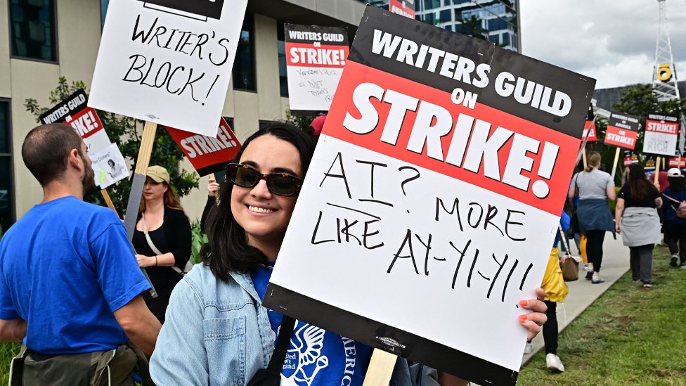 Holivud i štrajk: Scenaristi prekidaju štrajk posle pet meseci, ali glumci i dalje ne rade 2 Writer Ilana Pena holds her sign on the picket line on the fourth day of the strike by the Writers Guild of America in front of Netflix in Hollywood, California, on May 5, 2023