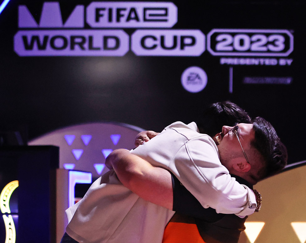 Od „Fife“ do „EA Sports FC“: Promena imena velika kocka za najprodavaniju britansku video igru 2 Hugging competitors at the FIFAe World Cup 2023 on July 18, 2023 in Riyadh, Saudi Arabia