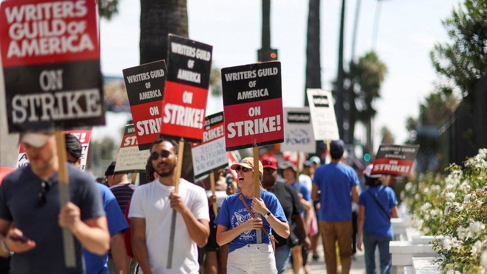 Holivud i štrajk: Scenaristi prekidaju štrajk posle pet meseci, ali glumci i dalje ne rade 1 Actors and writers strike outside Netflix's offices