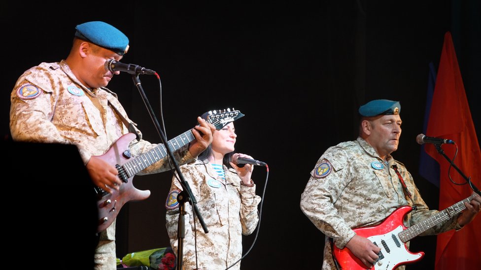 Soldiers play patriotic songs in Russia
