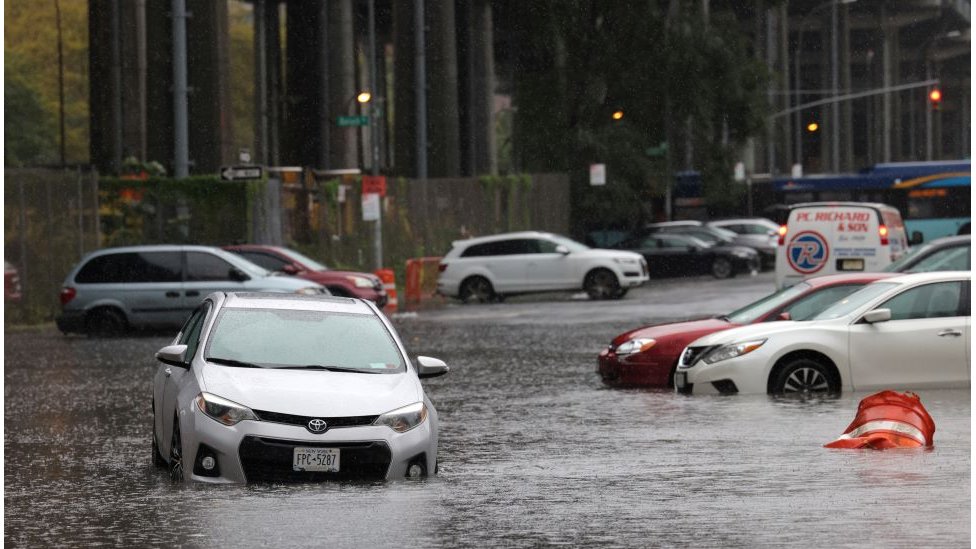 Auto zaglavljen u vodi na ulici tokom poplava u Njujorku