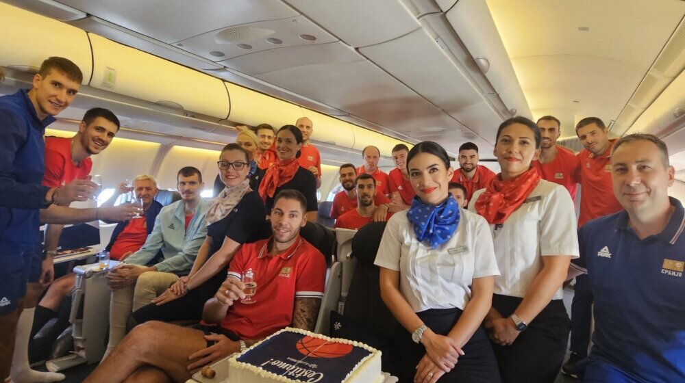 Simanić se vratio sa ekipom u Beograd, objavljena zajednička fotografija iz aviona 1