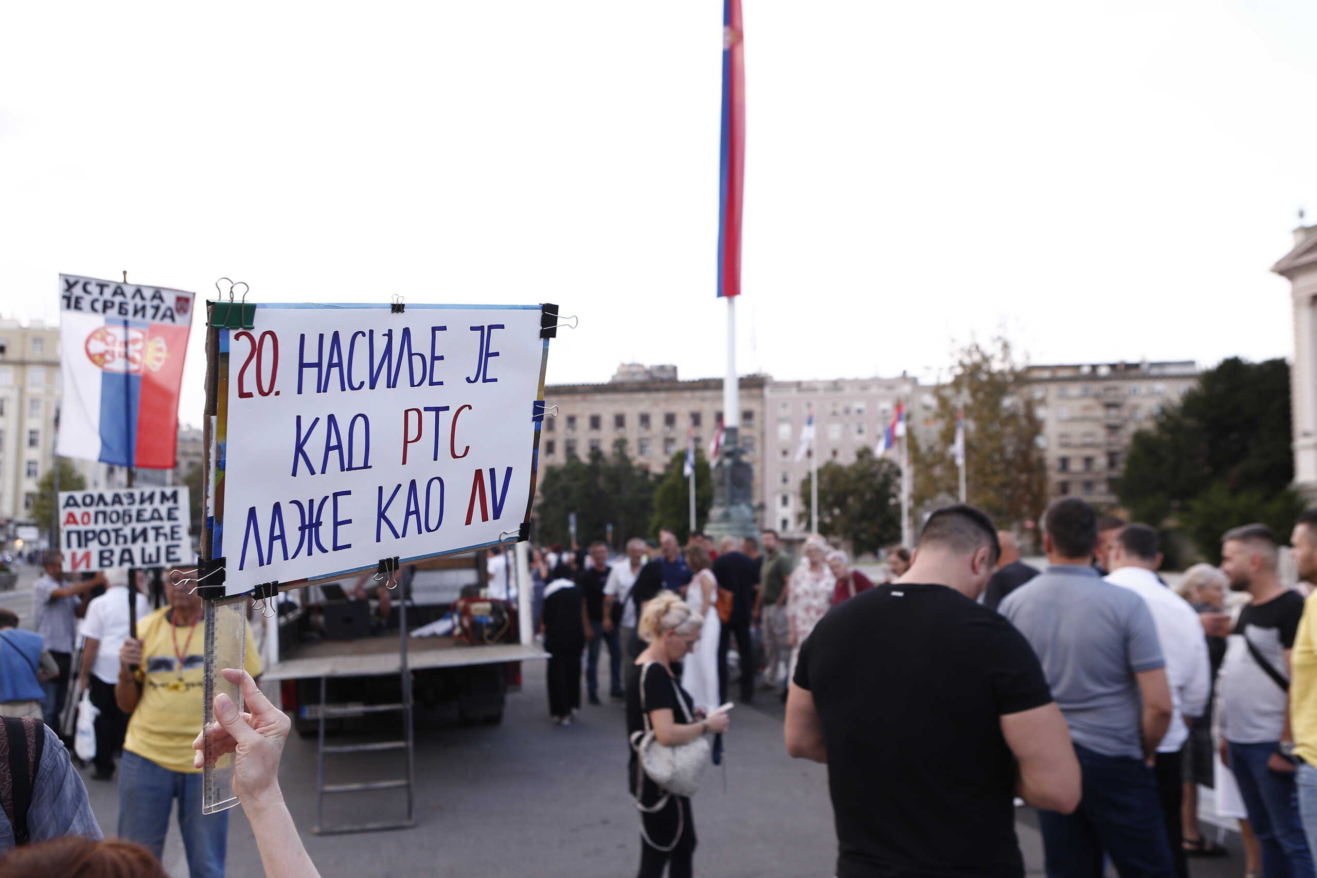 Završen 20. protest "Srbija protiv nasilja" ispred RTS-a: Srbija nije gluva soba u kojoj se čuje "samo za parizer" (FOTO) 8