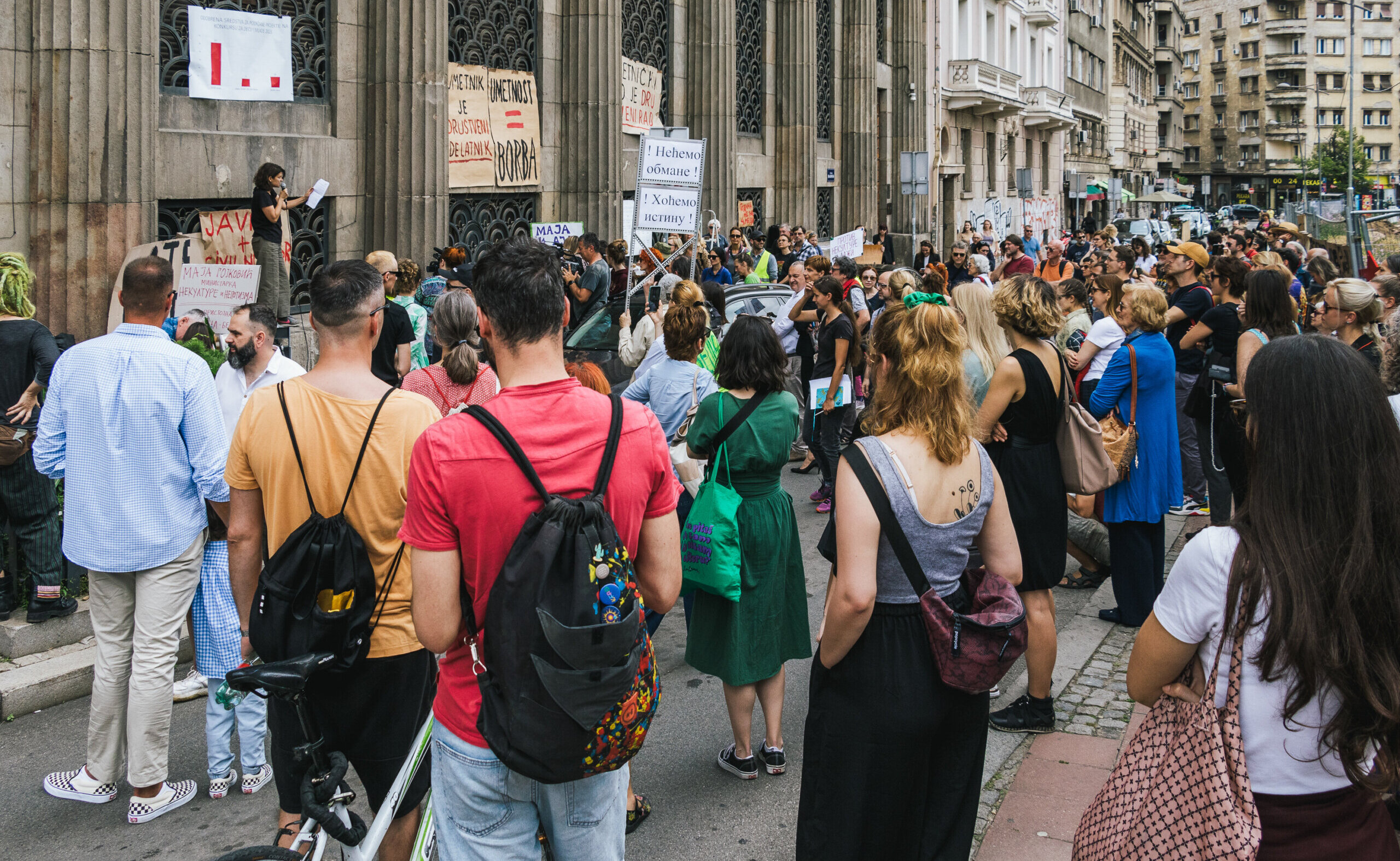Od diskriminacije do diskrecije: Protest umetnika i kulturnih radnika ispred Ministarstva kulture 2 Od diskriminacije do diskrecije: Protest umetnika i kulturnih radnika ispred Ministarstva kulture 2