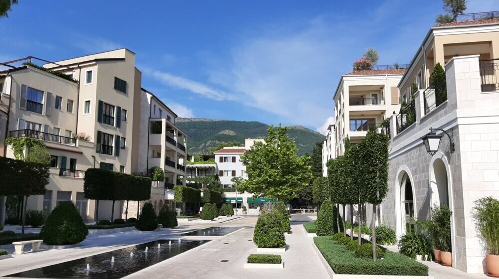 Tivat uveo zabranu šetanja u kupaćem po gradu 1