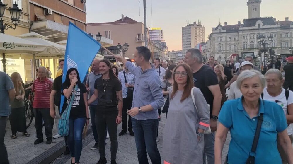 U Novom Sadu održan 13. protest protiv nasilja: Roditelji su ispratili decu u škole krijući svoj strah 1