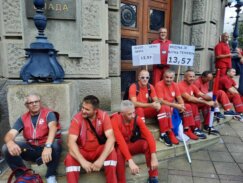 (VIDEO/FOTO) Protest vozača saniteta ispred Vlade Srbije zbog malih plata 7