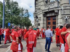 (VIDEO/FOTO) Protest vozača saniteta ispred Vlade Srbije zbog malih plata 6