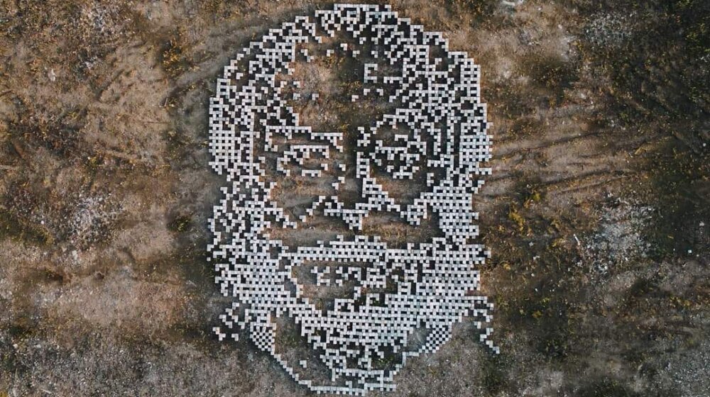 Pijanista napravio portret Dragoljuba Bakića od 26 tona građevinskog otpada na bari Reva   1