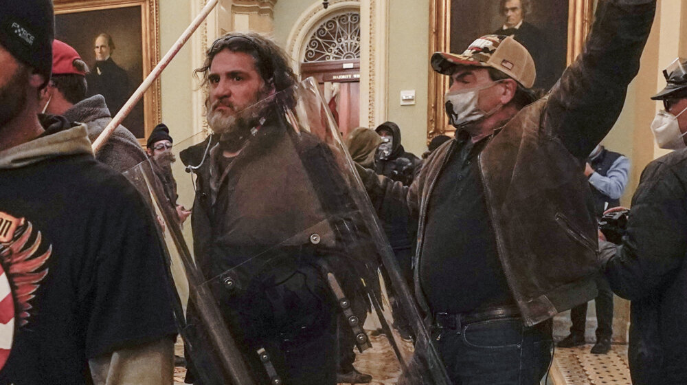 Na 10 godina zatvora osuđen muškarac koji je 6. januara omogućio masi da upadne u Kongres SAD 1