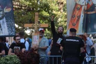 ULICE BEOGRADA PRED POCETAK PARADE PONOSA Grupa ljudi protestovala zbog Prajd šetnje, policija napravila kordon (VIDEO, FOTO) 5