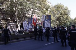ULICE BEOGRADA PRED POCETAK PARADE PONOSA Grupa ljudi protestovala zbog Prajd šetnje, policija napravila kordon (VIDEO, FOTO) 9