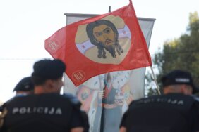 ULICE BEOGRADA PRED POCETAK PARADE PONOSA Grupa ljudi protestovala zbog Prajd šetnje, policija napravila kordon (VIDEO, FOTO) 4