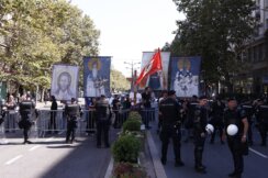 ULICE BEOGRADA PRED POCETAK PARADE PONOSA Grupa ljudi protestovala zbog Prajd šetnje, policija napravila kordon (VIDEO, FOTO) 8