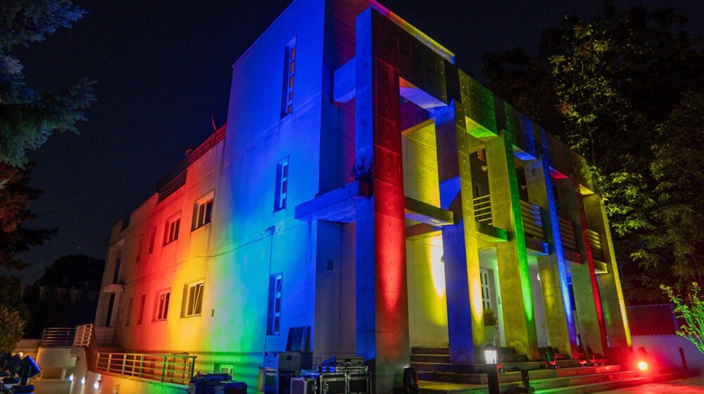 Bojama duge osvetljena rezidencija ambasadora EU u Srbiji 1