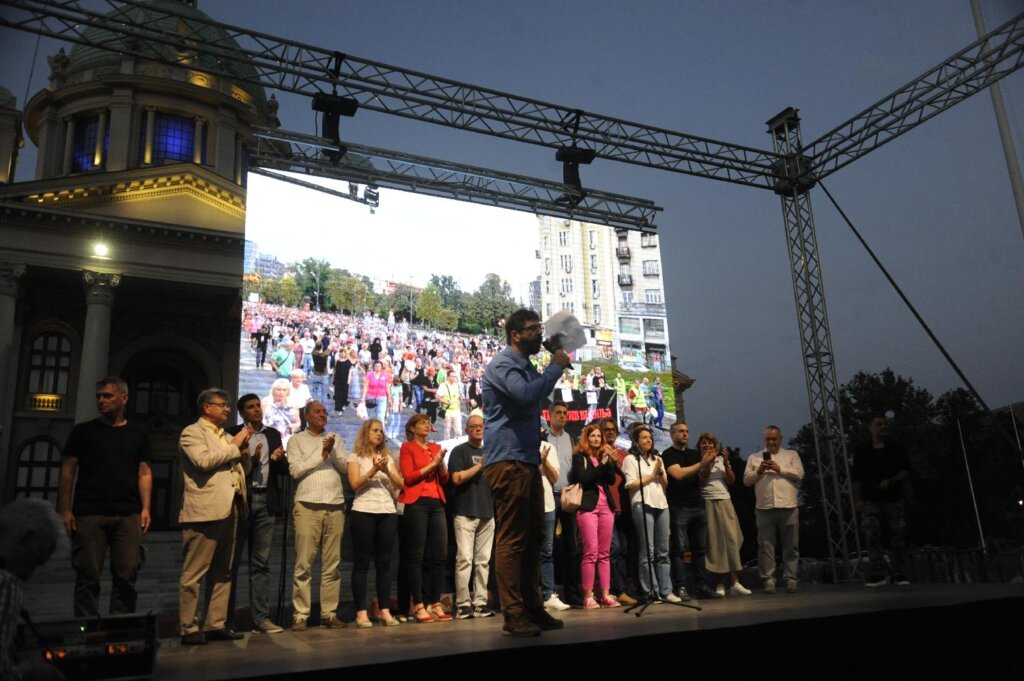 "Čeka nas velika borba, u decembru": Kako je izgledao 22. protest "Srbija protiv nasilja" u slikama (FOTO) 9