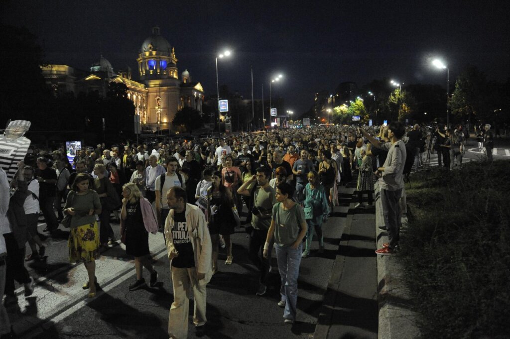 "Čeka nas velika borba, u decembru": Kako je izgledao 22. protest "Srbija protiv nasilja" u slikama (FOTO) 5