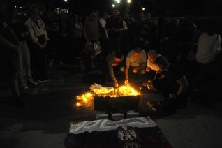 Građani pale sveće ispred Hrama Svetog Save za Srbe poginule u Banjskoj (FOTO) 5