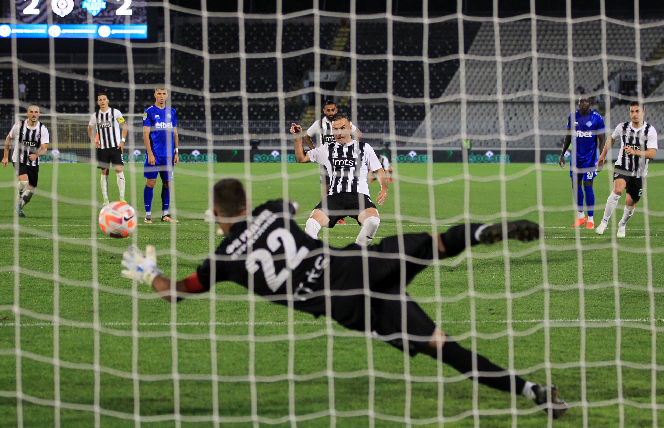 Domino efekat: Partizanovom penalu iz kojeg je postignuta pobeda prethodio očigledan prekršaj njegovog igrača 2
