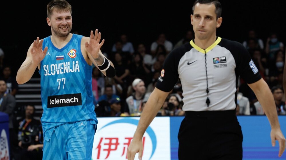 (VIDEO) Luka Dončić zaradio isključenje zbog prigovora, a potom gestikulacijama optužio čelnike FIBA da su primili mito 1