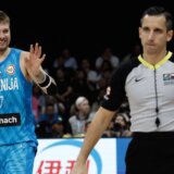 (VIDEO) Luka Dončić zaradio isključenje zbog prigovora, a potom gestikulacijama optužio čelnike FIBA da su primili mito 4
