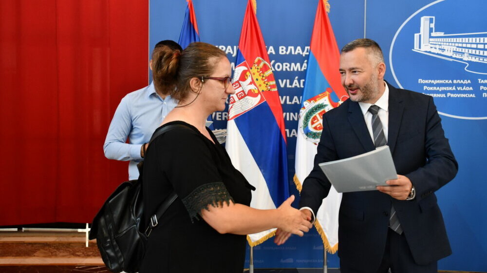 Dodeljeni ugovori za kupovinu nekretnina čije su vlasnice žene: Deset samohranih majki dobilo svoje nove domove 1