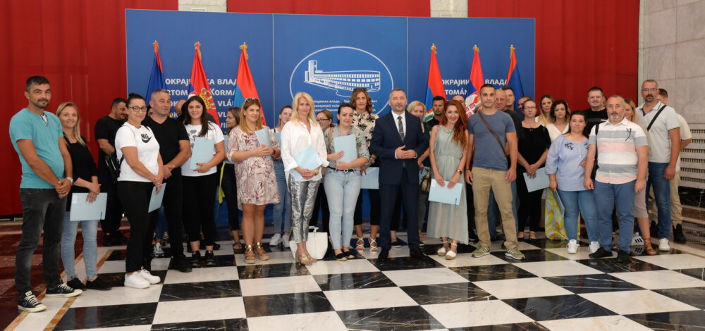 Dodeljeni ugovori za kupovinu nekretnina čije su vlasnice žene: Deset samohranih majki dobilo svoje nove domove 2 Dodeljeni ugovori za kupovinu nekretnina čije su vlasnice žene: Deset samohranih majki dobilo svoje nove domove 2