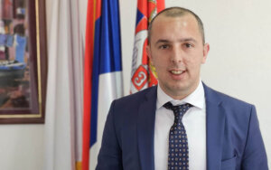 Ko je od čelnika lokalnih samouprava u Zlatiborskom okrugu podneo ostavke po nalogu Vučića i vrha SNS? 3