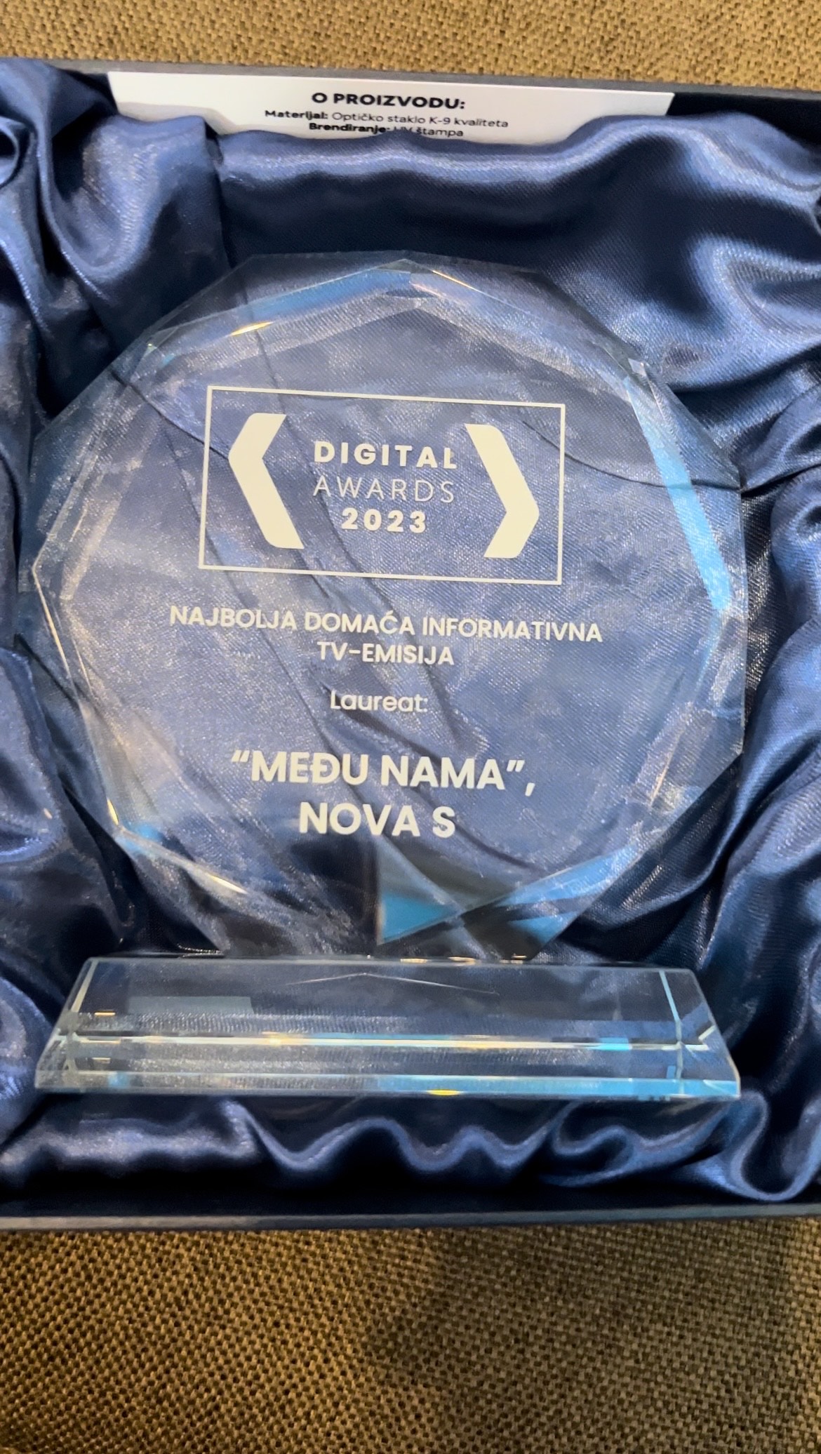 Voditeljki televizije Nova Maji Nikolić uručena nagrada za najbolju zabavno-informativnu emisiju 2 Voditeljki televizije Nova Maji Nikolić uručena nagrada za najbolju zabavno-informativnu emisiju 2