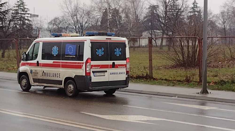 Tri osobe povređene u saobraćajnoj nezgodi na Kormanskom putu: Hitna pomoć Kragujevac 1