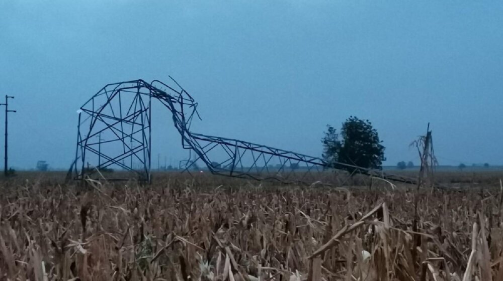 Elektromreža Srbije o situaciji u Šidu: Sve ekipe na terenu kako bi se postavili havarijski stubovi 1