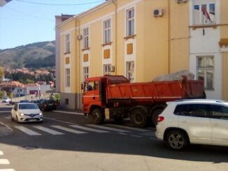 (FOTO) Preusmeravanje saobraćaja preko Starog kamenog mosta u Raškoj ugrožava živote ljudi 14