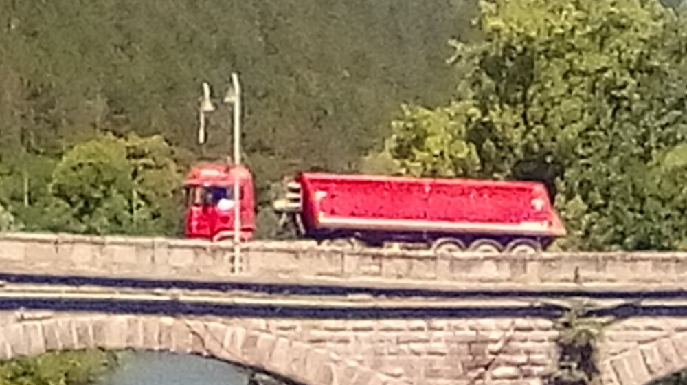 (FOTO) Preusmeravanje saobraćaja preko Starog kamenog mosta u Raškoj ugrožava živote ljudi 1