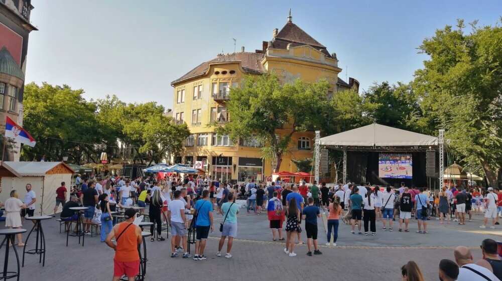 (FOTO) "Skači! Hvataj loptu! Tako je bre!": Kako su Subotičani bodrili košarkaše u finalu Svetskog prvenstva 1