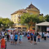 (FOTO) "Skači! Hvataj loptu! Tako je bre!": Kako su Subotičani bodrili košarkaše u finalu Svetskog prvenstva 7