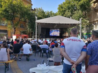 (FOTO) "Skači! Hvataj loptu! Tako je bre!": Kako su Subotičani bodrili košarkaše u finalu Svetskog prvenstva 12