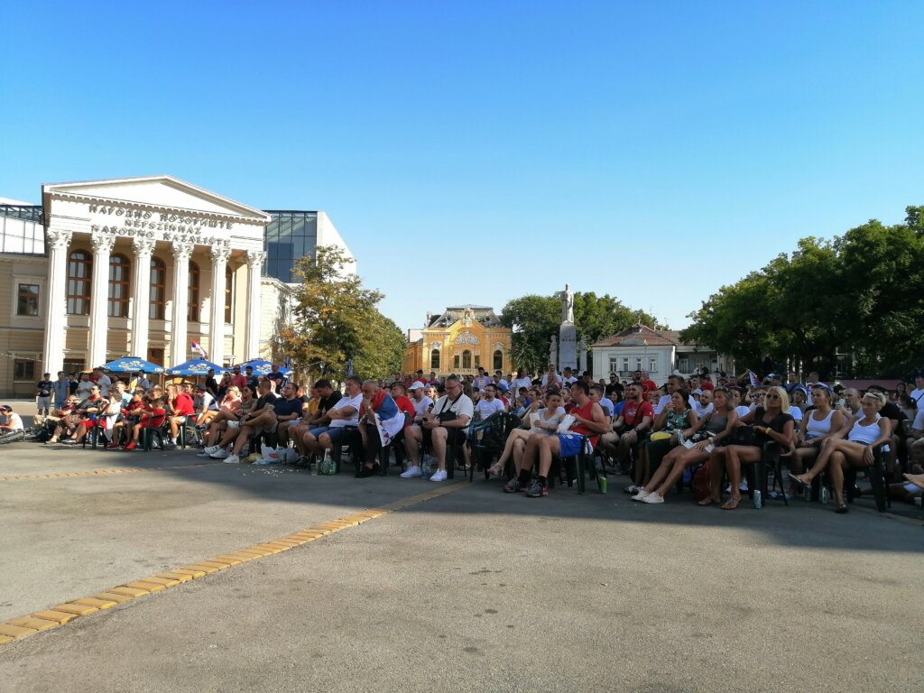 (FOTO) "Skači! Hvataj loptu! Tako je bre!": Kako su Subotičani bodrili košarkaše u finalu Svetskog prvenstva 3