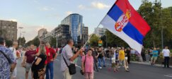 Završen 20. protest "Srbija protiv nasilja" ispred RTS-a: Srbija nije gluva soba u kojoj se čuje "samo za parizer" (FOTO) 5