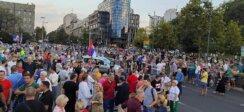 Završen 20. protest "Srbija protiv nasilja" ispred RTS-a: Srbija nije gluva soba u kojoj se čuje "samo za parizer" (FOTO) 4