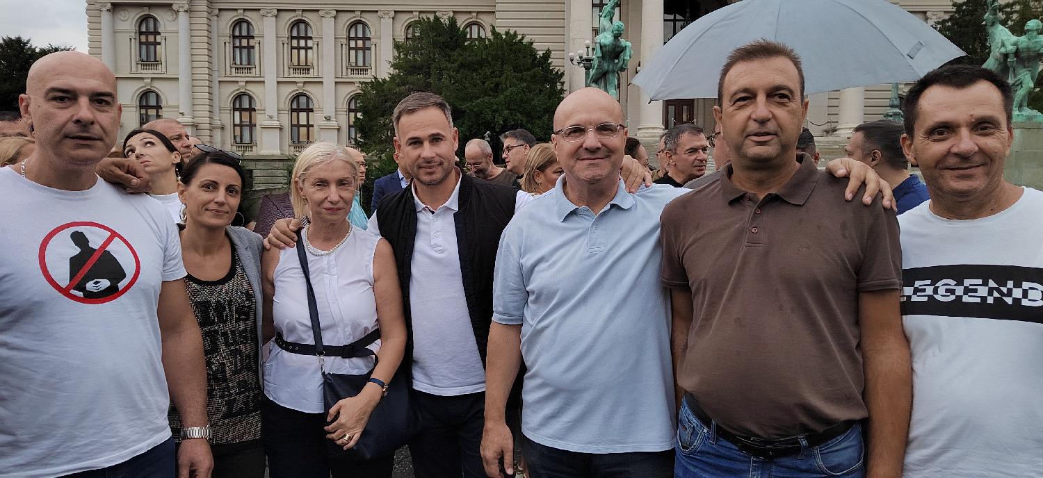 "Država i narod su taoci mafije": Kako je izgledao 21. protest Srbija protiv nasilja u slikama (FOTO) 15 "Država i narod su taoci mafije": Kako je izgledao 21. protest Srbija protiv nasilja u slikama (FOTO) 15