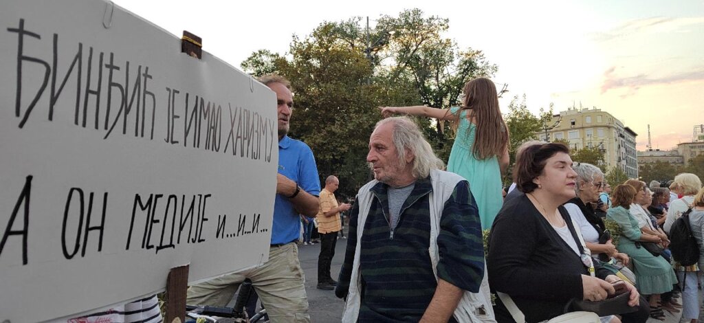 "Čeka nas velika borba, u decembru": Kako je izgledao 22. protest "Srbija protiv nasilja" u slikama (FOTO) 16
