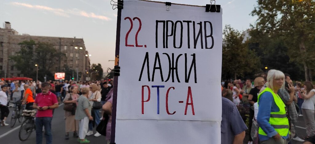 "Čeka nas velika borba, u decembru": Kako je izgledao 22. protest "Srbija protiv nasilja" u slikama (FOTO) 15