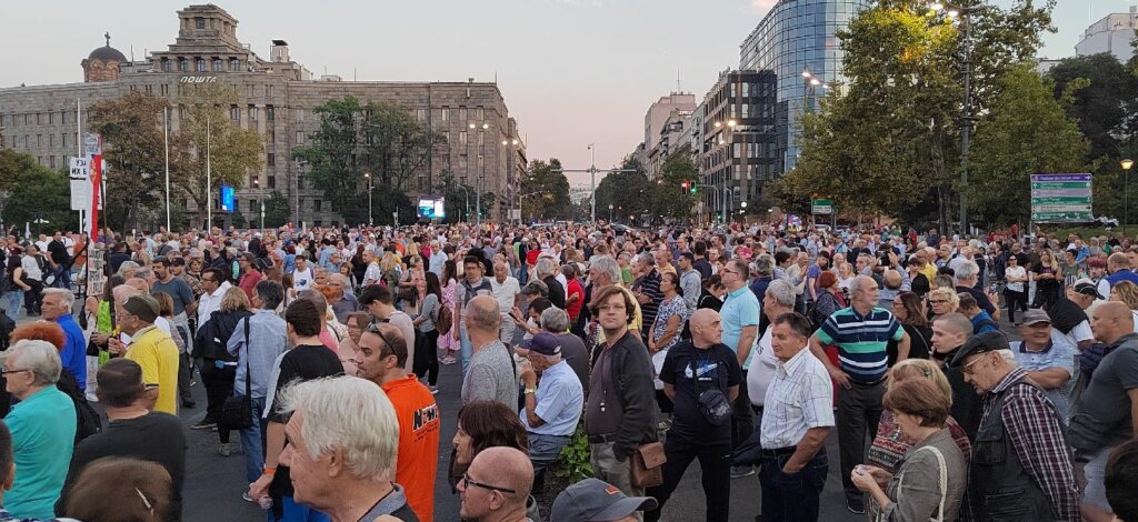 "Čeka nas velika borba, u decembru": Kako je izgledao 22. protest "Srbija protiv nasilja" u slikama (FOTO) 12